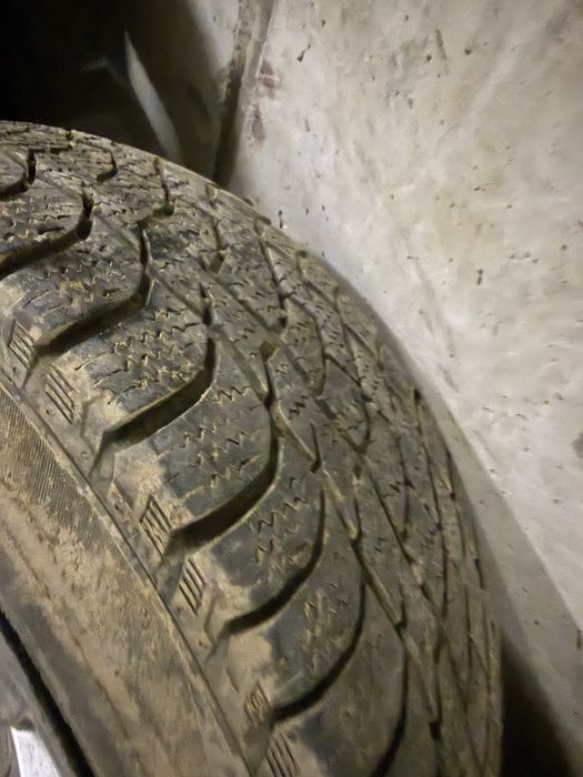 Vand anvelopele 225 55 17 2 bucati 2023 si 2 bucăți 215 55 17