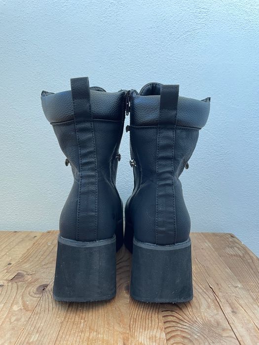 Bocanci negri cu șiret, damă