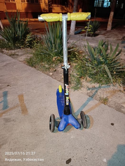 Детский синий самокат