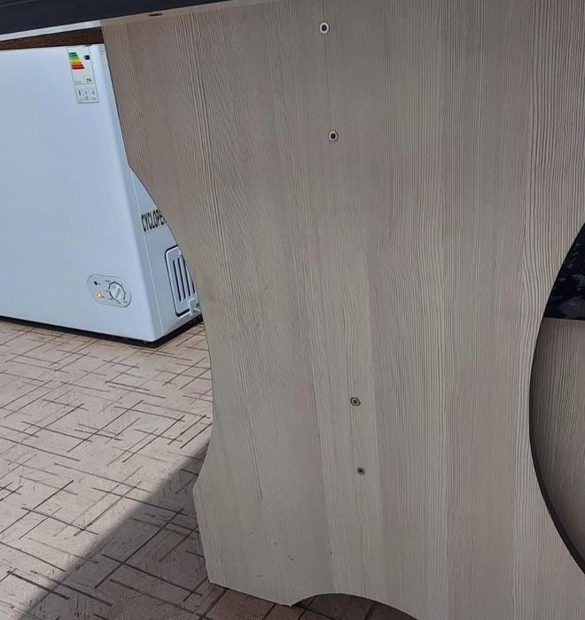 Кухонный стол и стулья сатылады.