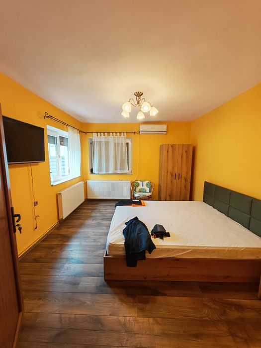 Ofer spre închiriere casa cu 3 camere, aproape de plajă