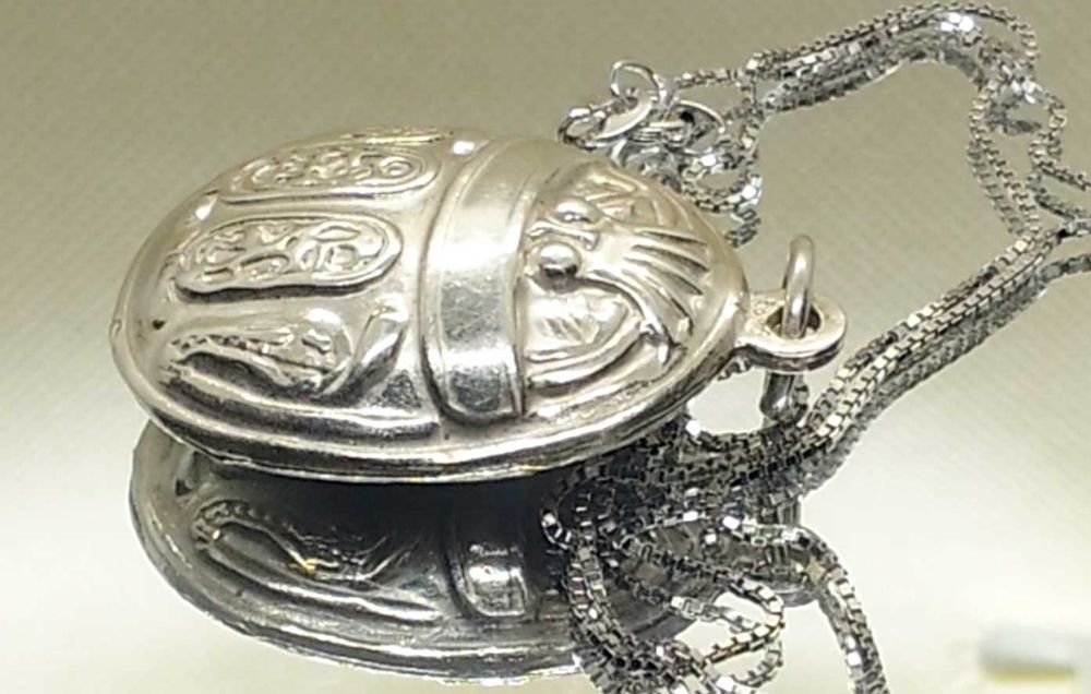 Colier cu Pandantiv "Scarab Regal"