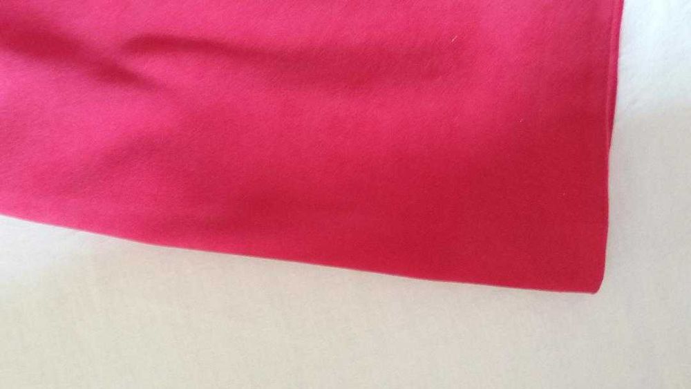 Fusta scurta din stofa subtire, catifelata, rosie, captusita.