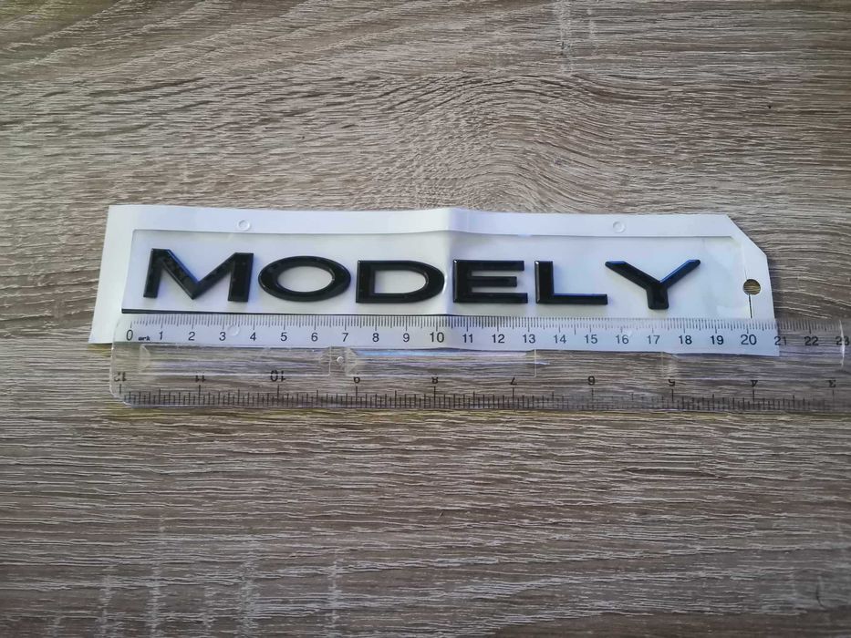 надпис черен гланц Tesla Y