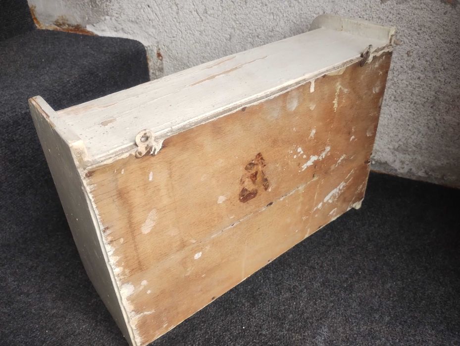 Дървена аптечка за стена