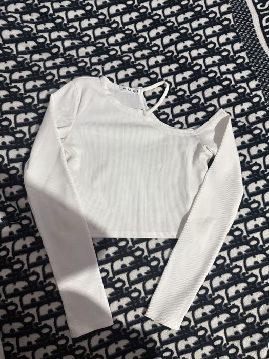 Белый стильный топ