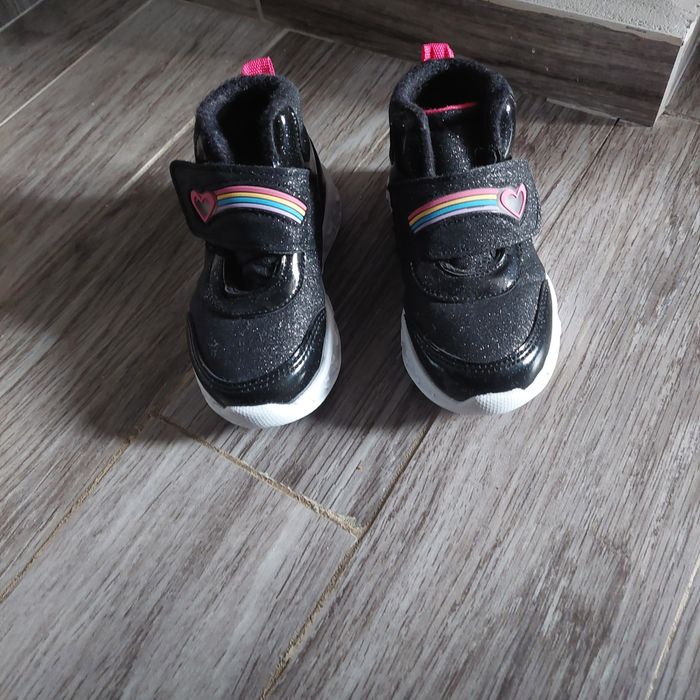 Детски пантофи и маратонки за момиче.