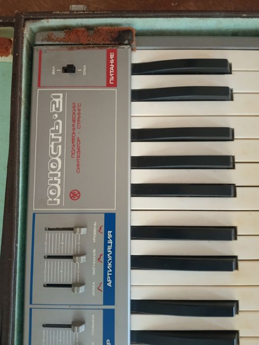 Старый музикальный инструмент