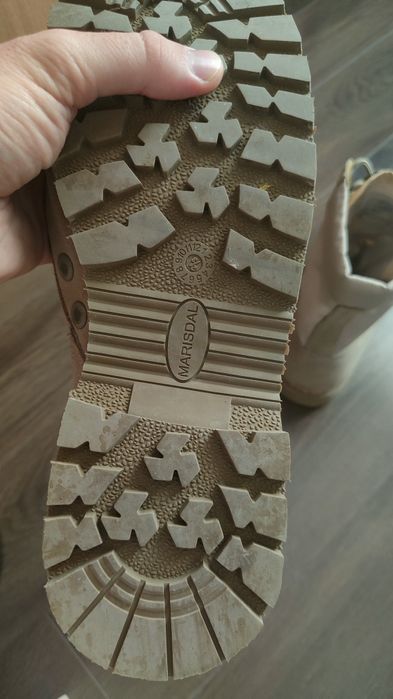 Bocanci maro deșert