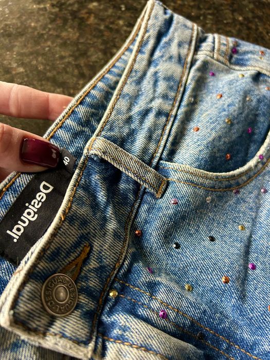 Дамски къси панталонки с камъчета DESIGUAL