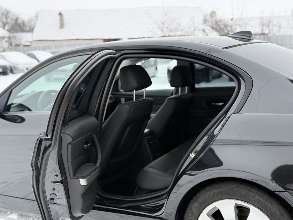 BMW Seria 3 2.0d 143 CP E90 11/2008 SE POATE IN RATE