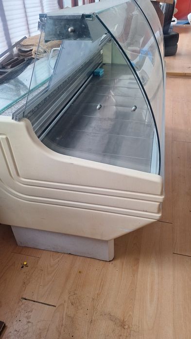 Хладилна витрина