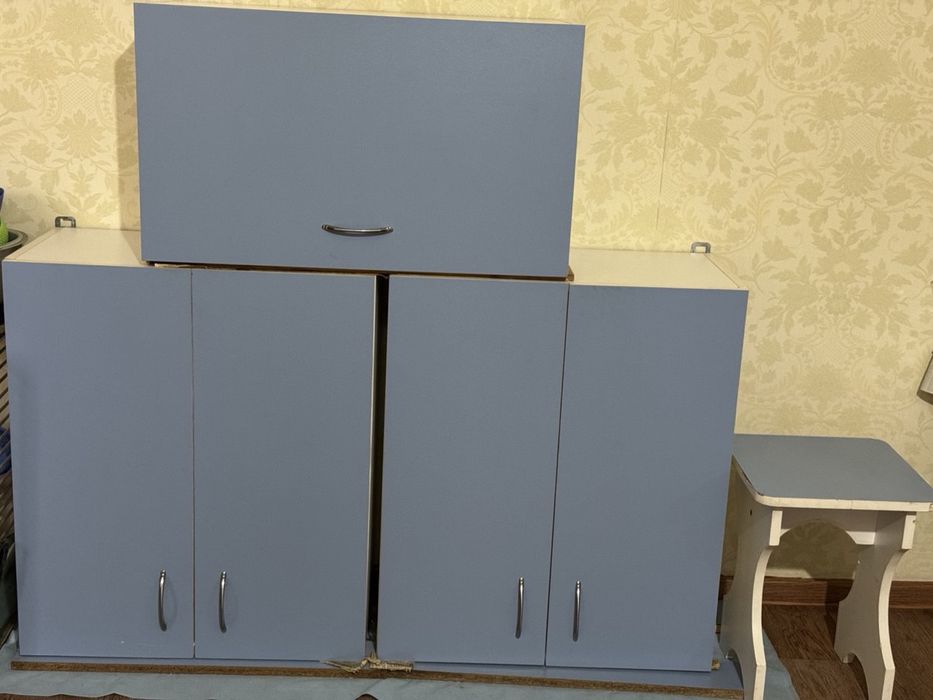 3 кухонных шкафа верхних и 4 табуретки