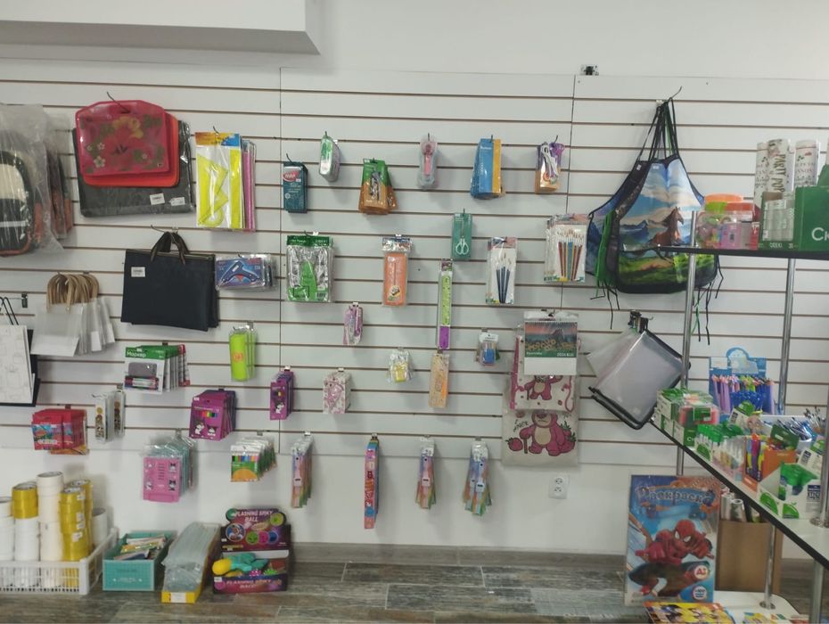 Стеллажи, витрины и стол