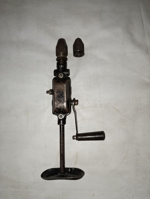 Ручная дрель и патрон.