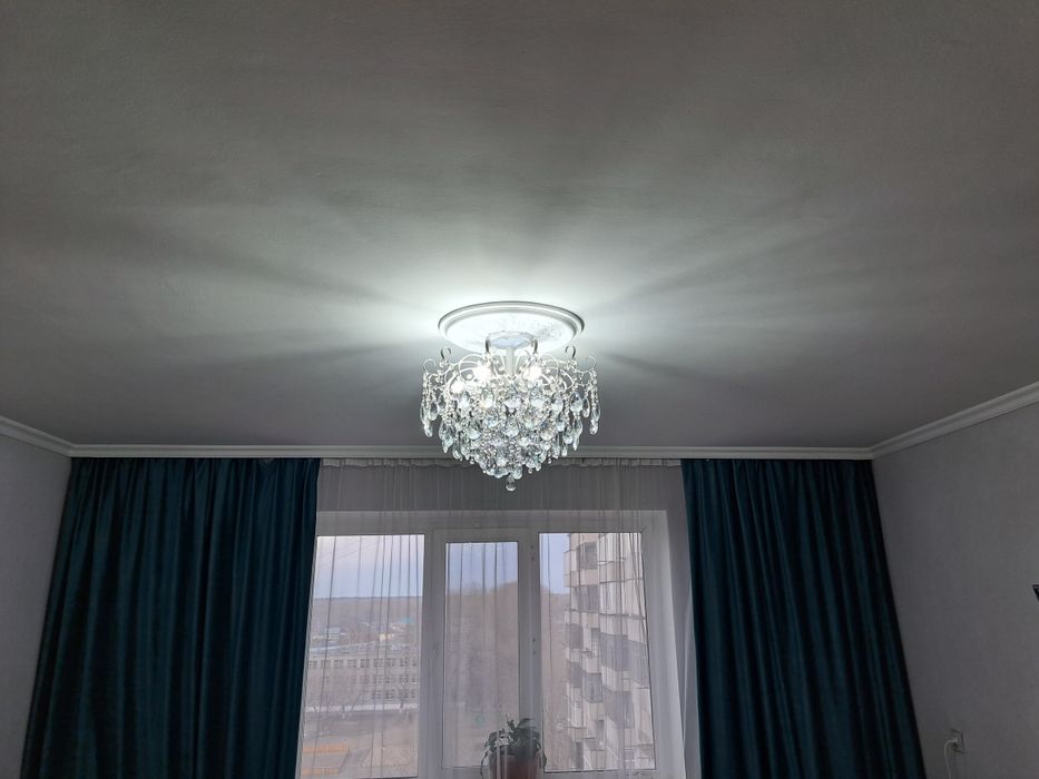 Срочно продам люстру почти новая