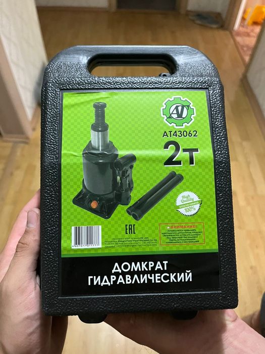 Продам домкрат 2 тонник