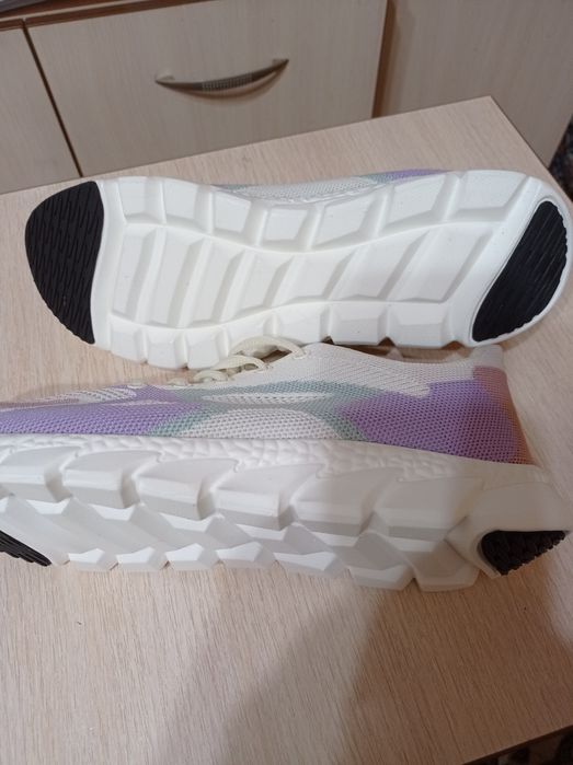 Продам новые кросовки.