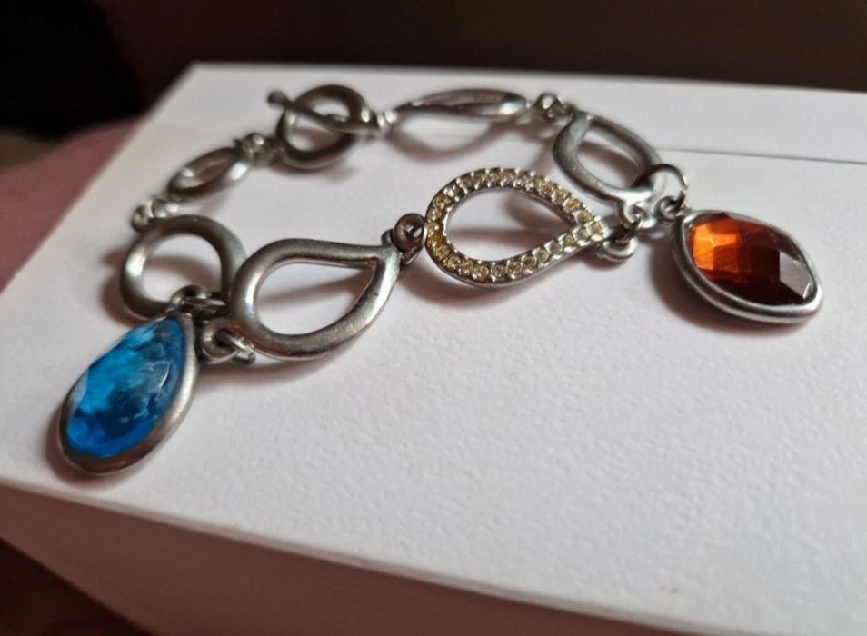 Bratara rosu și albastru