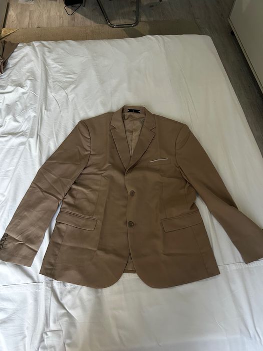 Мъжки бежов костюм