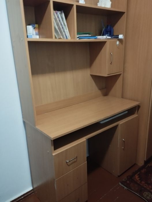 Письменный стол с полками