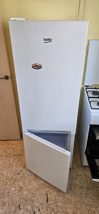 Холодильник Beko RCSK-250M00W