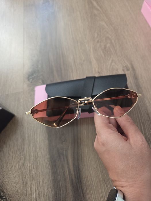 Ochelari de soare asemanatori cu Miu Miu