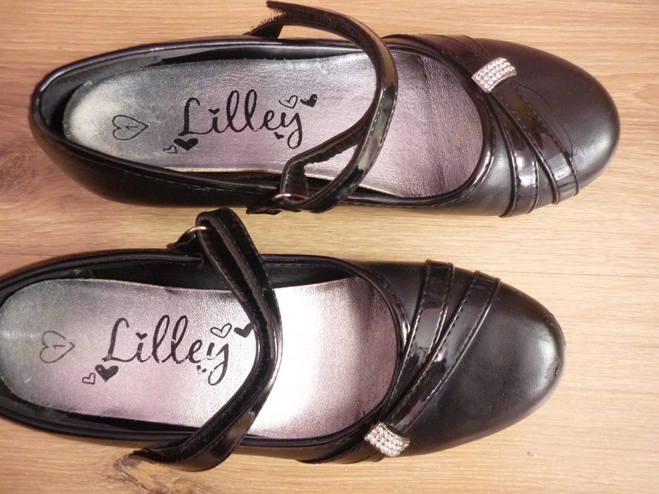 детски отворени обувки