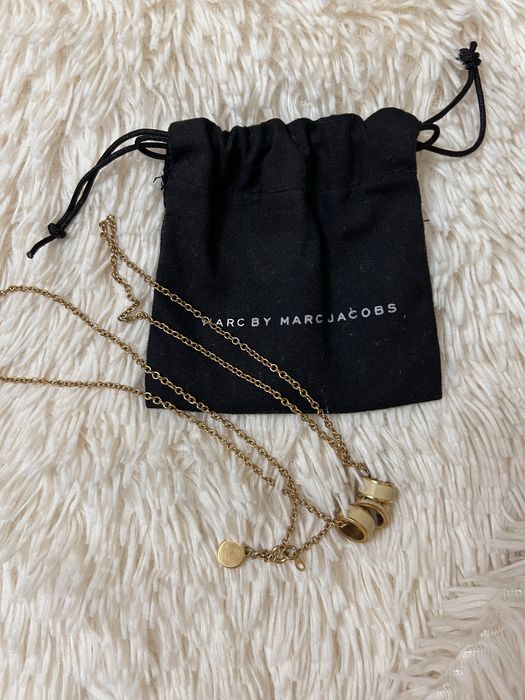 золотистое ожерелье Marc by Marc Jacobs с подвесками в виде трех колец
