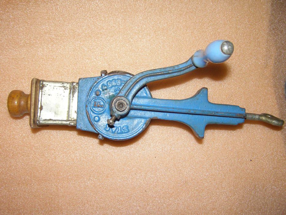 Masini de tocat carne si maruntit nuca