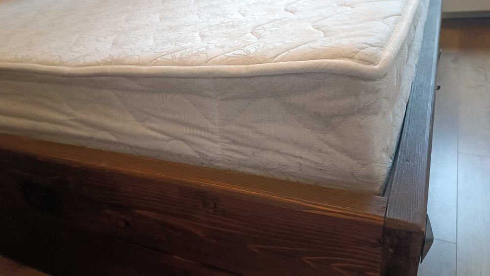 Продавам малко използван еднолицев матрак.