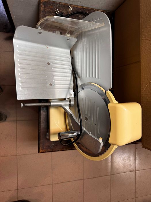 Италианска професионална колбасорезачка RGV Serie Lady 25 GS (140W) – Слонова кост