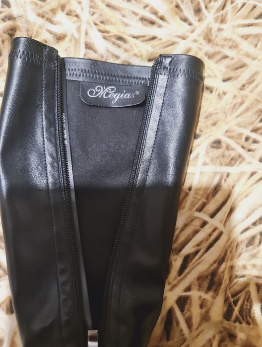 Луксозни дамски ботуши с висок тънък ток и платформа . N: 37