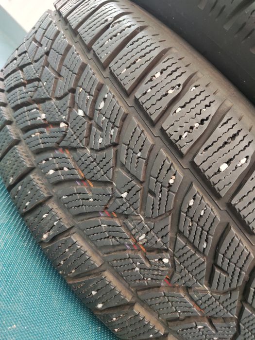 2 бр зимни 235/60/18 Dunlop 22г