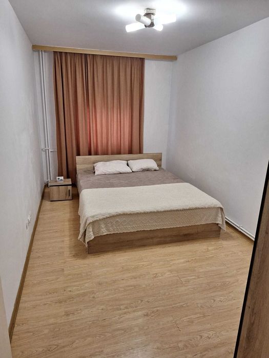 Apartament cu 3 camere de închiriat