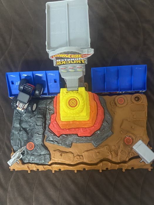 Hot Whils - арена за разбиване с включена кола