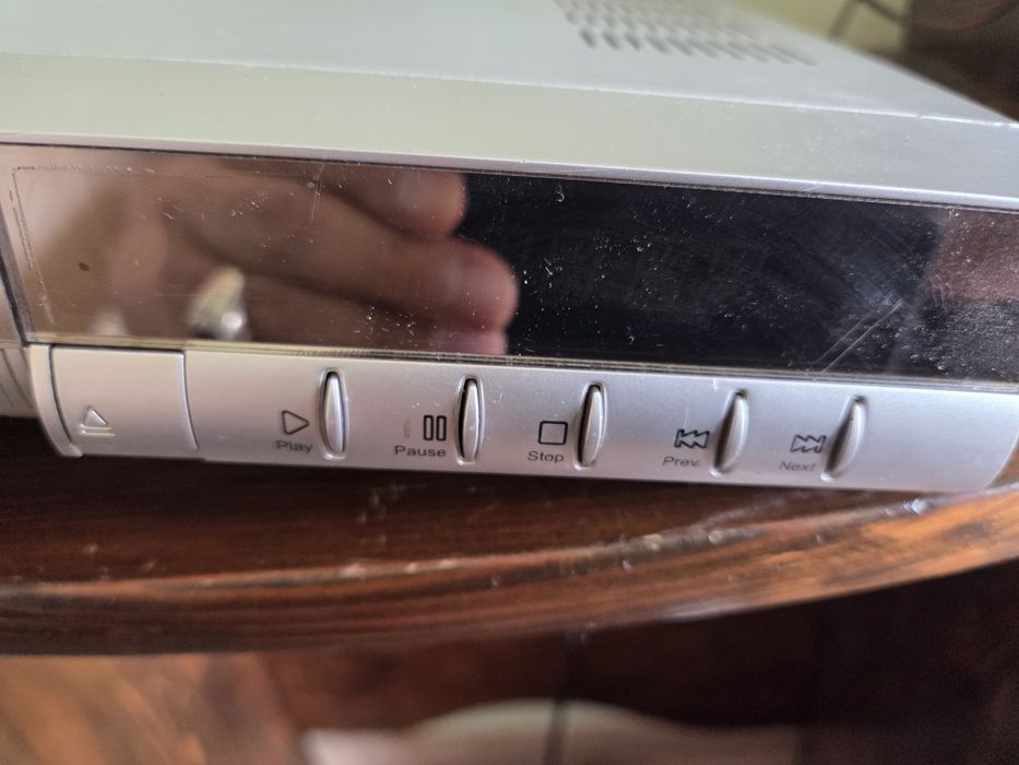 Продавам ДВД Mustek пробвах го свири на ем3 на радио