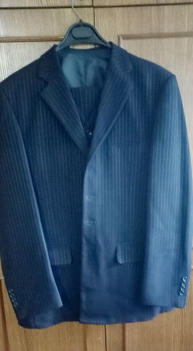 Продадим костюм-тройка