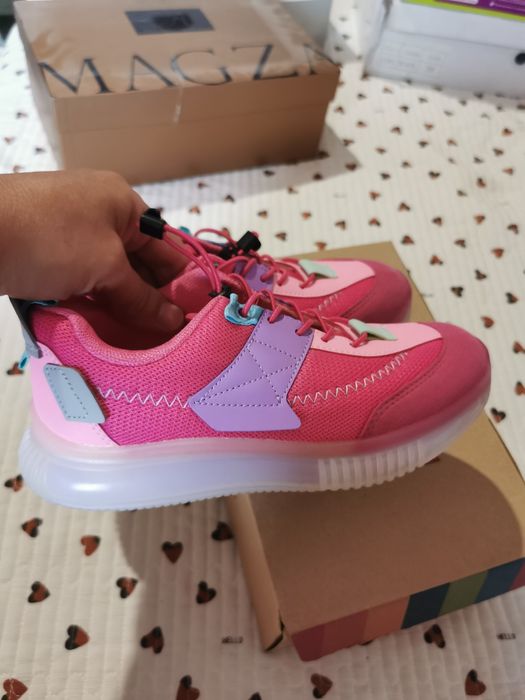 Продам детские кроссовки