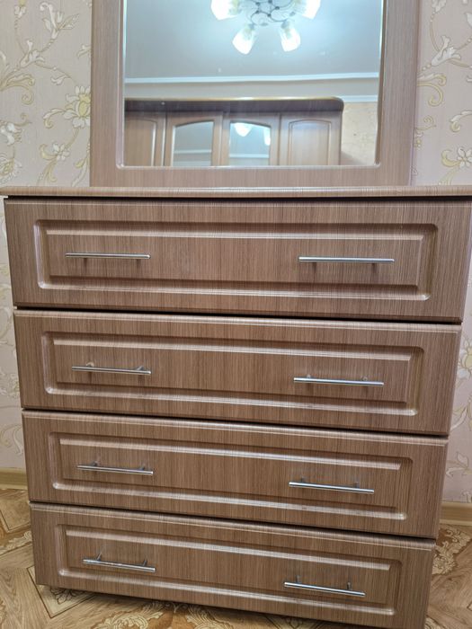Продам комод с зеркалом