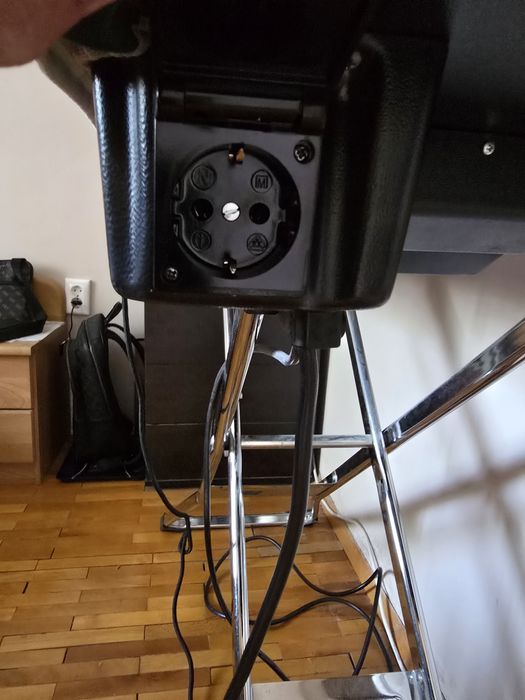 Маса за гладене комплект с ютия плюс екстри към масата.