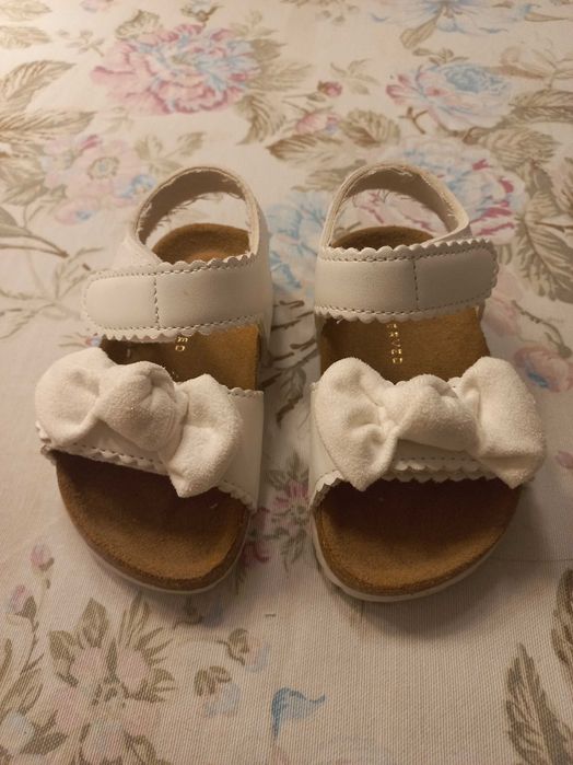 Бели сандалки за момиченце