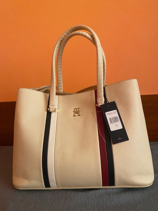 Голяма дамска чанта Tommy Hilfiger TH Emblem Satchel