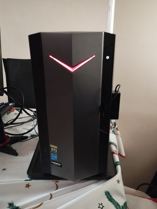 Геймърски компютър Acer Nitro N50-620 в отлично състояние.