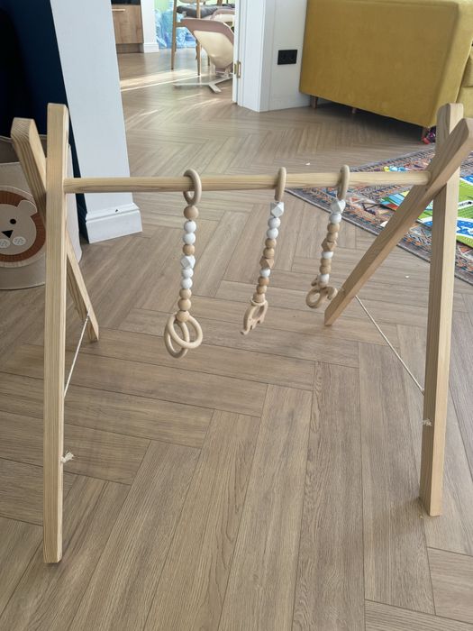 Стойка монтессори с игрушками