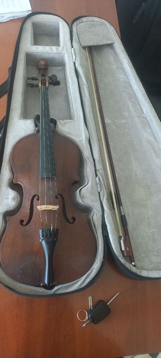 Skripkalar 4/4 sotiladi 2 dona rasmdagi