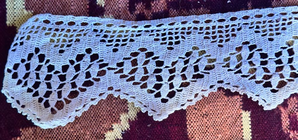 Dantelă croșetată cu acul din melană . 1m/30 lei. Nouă, nefolosită.