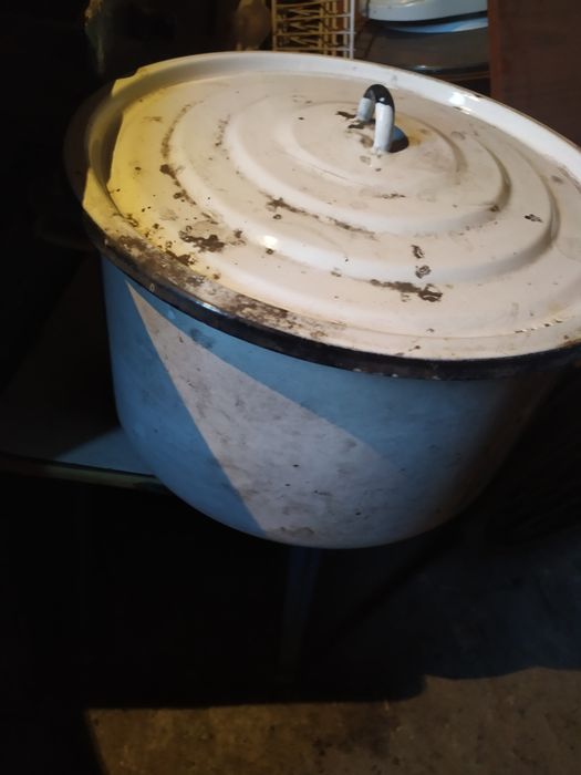 Продам эмалированную кастрюлю.