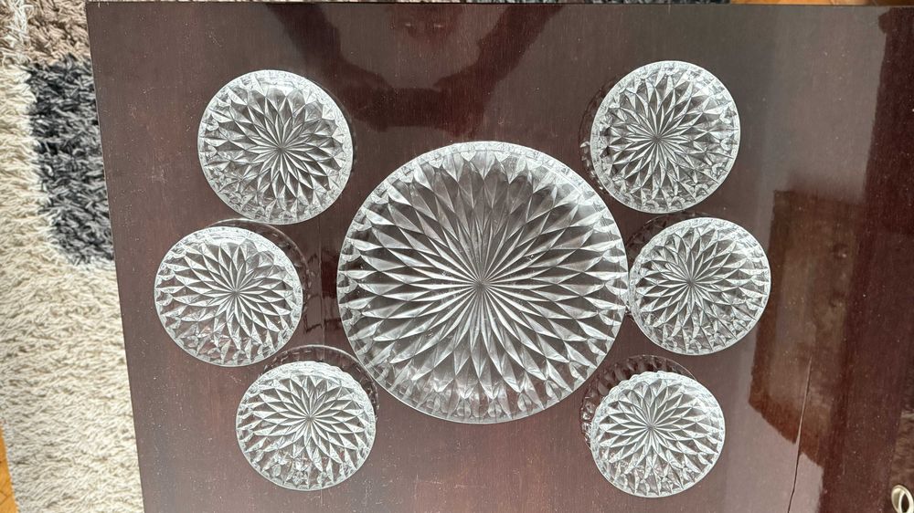 Vând serviciu tort , platou + 6 farfurii model deosebit.