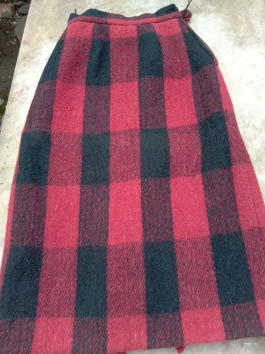 Vând costum de dama din stofa grena, costum vesta și fusta midi